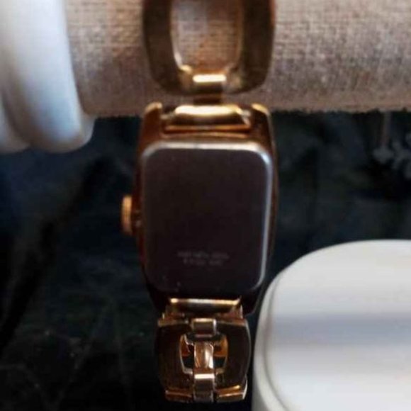 VINTAGE TIMEX LADIES WATCH GOLD TONE BRUSHED FACE GOLD TONE LARGE LINK BRACELET - Picture 4 of 4